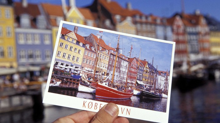 Postkarte wird hochgehalten