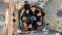 Die Astronauten auf der ISS posieren für ein Team-Foto