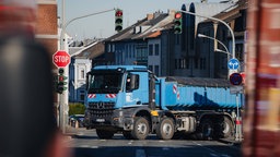 Ein Lkw sichert die Zufahrt zu einem Volksfest.