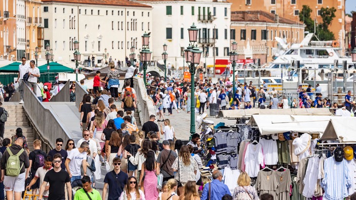 Overtourism in Venedig. Fünf Euro Eintritt zahlen Tagesbesucher seit 2024.