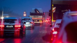 Autos fahren auf schneebedeckten Fahrbahnen