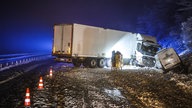 Ein weißer LKW ist von der Straße abgekommen