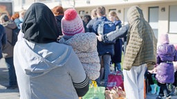 Flüchtlinge von hinten fotografiert