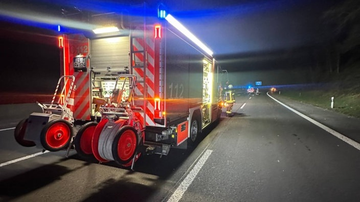 Die Feuerwehr Remscheid räumte in der Nacht zum Sonntag, den 16. März, große Äste und Holzstücke von der Fahrbahn