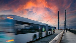 Ein Bus der VRR fährt über die Rhein-Brücke in Düsseldorf