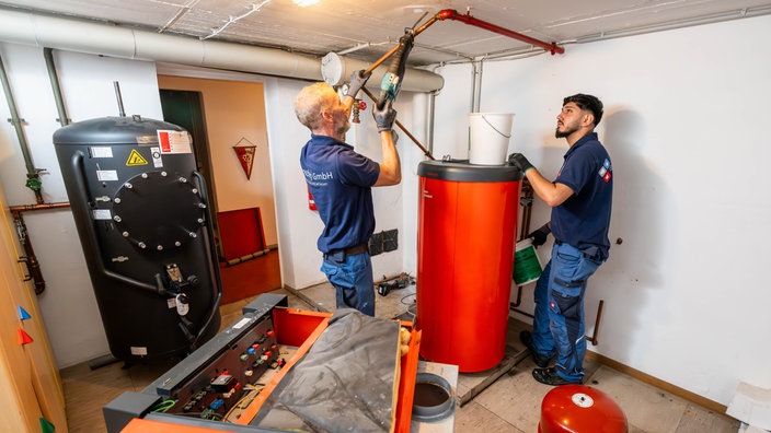 Ausbau einer alten Gasheizung und Einbau einer Luftwärmepumpe Heizungsanlage in einem Einfamilienhaus.