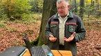 Lutz Jaschke, Sachgebietsleiter Großrauminventuren, Wald und Holz NRW, mitr einem Laptop im Wald