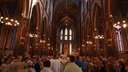 Menschen besuchen den Eröffnungsgottesdienst im Wallfahrtort Kevelaer.