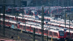 Züge stehen auf Gleisen in Köln-Deutz