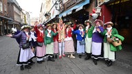 Weiberfastnacht: Kostümierte Feiernde auf den Straßen Düsseldorfs