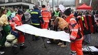 Rettungskräfte zwischen den Karnevalisten