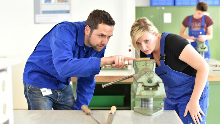 Zwei Personen an einer Workbench