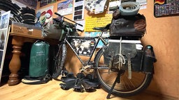 Heinz Stückes Fahrrad mit Gepäck. | Bildquelle: WDR/ Ryan Anderson Heinz Stückes Fahrrad mit Gepäck.