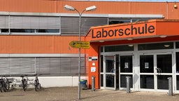 Orangenes Gebäude der Laborschule Bielefeld