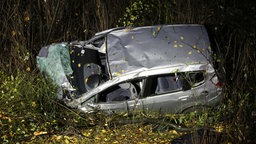 Auto stürzt von Brücke in Minden