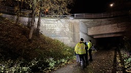 Auto stürzt von Brücke in Minden