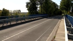 Die Fahrbahn einer nicht mehr voll belastbaren Autobahnbrücke.