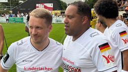 Oliver Pocher und Aílton bei dem Benfiz-Fußballspiel 