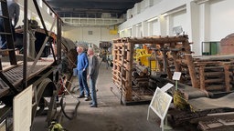 Eine alte Industriehalle mit Original-Exponaten aus dem Bergbau