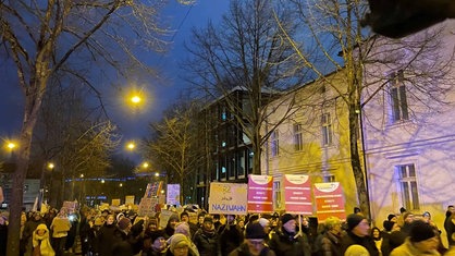 Menschen bei Demonstration in Bielefeld.