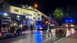 Feuerwehr vor einem Haus im Einsatz 