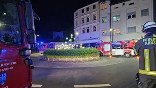 Ein Feuerwehrfahrzeug vor einem Gebäude in Arnsberg