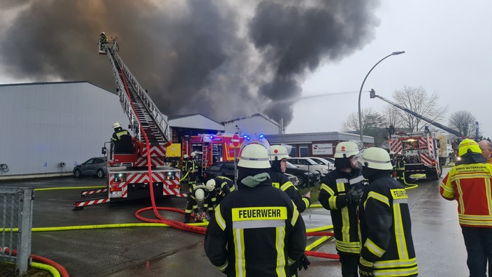 Die Feuerwehr vor der brennenden Firma