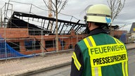 Feuerwehrmann vor abgebrannter Kita