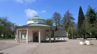 Brunnentempel, im Hintergrund Konzertmuschel