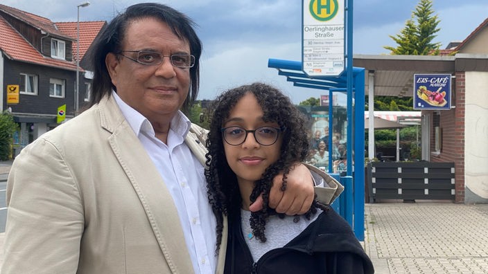 Amira Serga und ihr Vater Abou-el-ela stehen vor der Bushaltstelle in Bielefeld