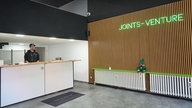 Sascha Fleischer hinter dem Tresen des Cannabis Club "Joints Venture" in Bielefeld