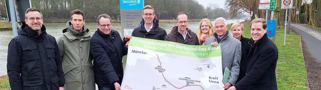 Die Bürgermeister der beteiligten Kommunen, der Landrat und weitere Partner präsentieren die Streckenführung am Kanal in Senden.