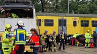 Bei einer Übung für einen Katastrophenfall in Enschede sind mehrere Rettungskräfte und verletzte Menschen zu sehen.