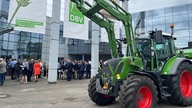 Ein Trecker vor dem Ausstellungsgebäude auf dem Deutschen Bauerntag 2023.