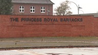 Schriftzug auf einer Mauer: "The Princess Royal Barracks"