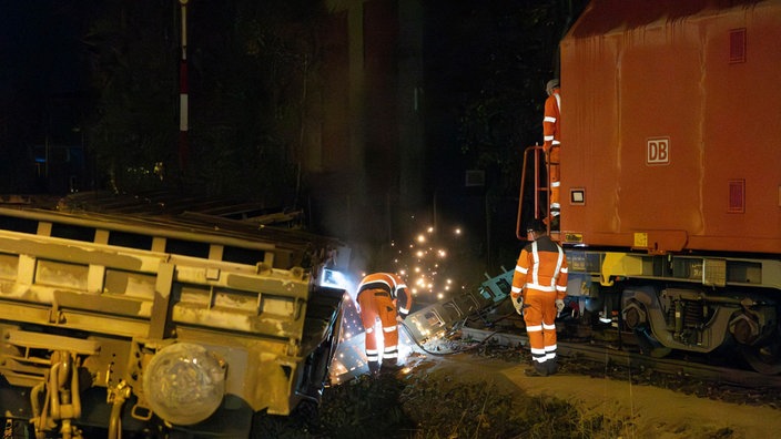 Arbeiten bei Nacht am entgleisten Wagon