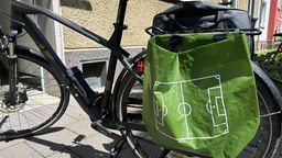 Fahrrad mit Fußballfeld-Satteltasche