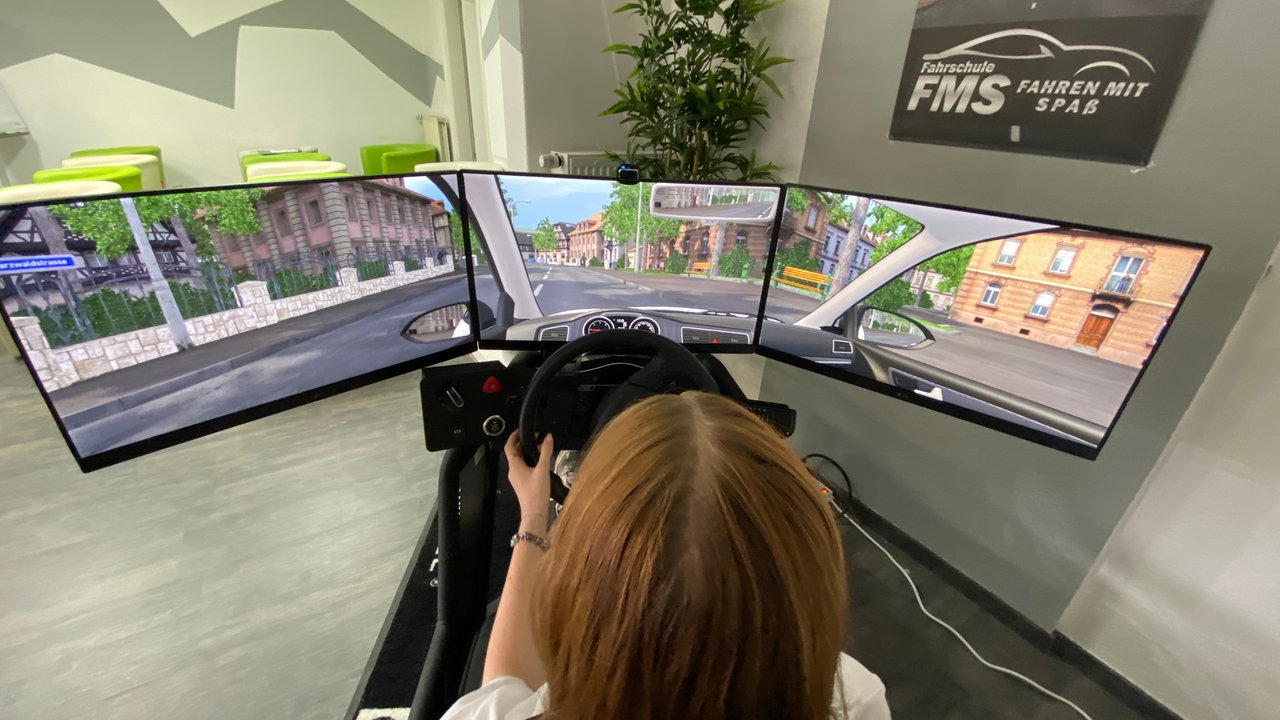 Fahrschülerin Zoey Vedder übt am Fahrsimulator Vorfahrt-Situationen