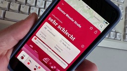 Handy App warnt in roter Signalfarbe vor hoher Feinstaubbelastung