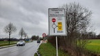 Ein Verkehrsschild am Straßenrand mit dem Hinweis zur Vollsperrung der L555 Richtung Greven.