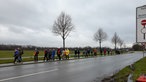 Die Friedenskette auf einer gesperrten Landstraße.