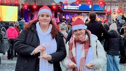 Samira und Angelina verkaufen selbstgebackene Kekse beim Weihnachtswunder