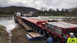 Frachtschiff liegt in der Weser - bereit entladen zu werden