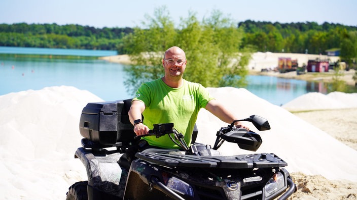 Marwin Gedenk leitet den Einsatz der Strand-Security. | Bildquelle: Markus Holtrichter, WDR Marwin Gedenk leitet den Einsatz der Strand-Security.