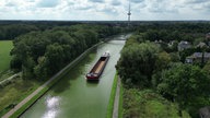 Blick von oben auf den Kanal mit einem Schiff