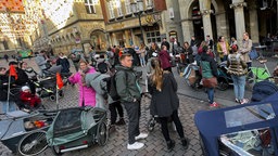 Menschen demonstrieren vor dem Rathaus in Münster.