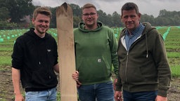 Landwirt Martin Eggenhaus (von re.) mit seinem Sohn Bernd und dessen Freund, der Tischler Jan-Philipp Rose