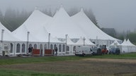 Die blütenweißen Festival-Zelte stehen auf der Wiese am Giller.