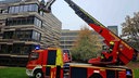 Feuerwehrauto steht vor der dem Gebäude der Landesbibliothek