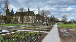 Blumenbeete vor einer Kirche auf der Landesgartenschau Höxter